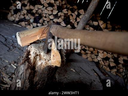 Nahaufnahme von Äxten, die Holz hacken Stockfoto