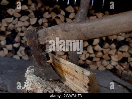 Nahaufnahme von Äxten, die Holz hacken Stockfoto