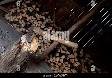 Nahaufnahme von Äxten, die Holz hacken Stockfoto