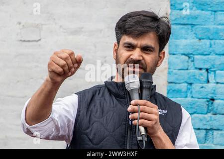 Pulwama, Indien. März 2024. Waheed-Ur-Rahman Para, der Vorsitzende der Demokratischen Volkspartei (PDP) von Jammu und Kaschmir, spricht auf einer Arbeiterversammlung im Bezirk Pulwama südlich von Srinagar an. Quelle: SOPA Images Limited/Alamy Live News Stockfoto