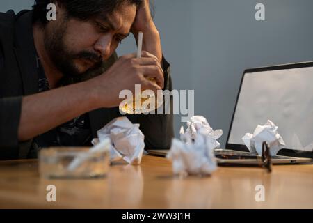 Geschäftsmann, der im Geschäftsarbeitsplatz getrunken wird. Stockfoto