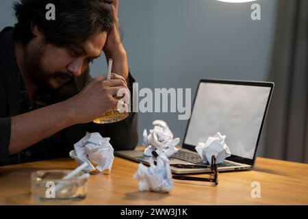 Geschäftsmann, der im Geschäftsarbeitsplatz getrunken wird. Stockfoto