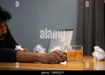 Geschäftsmann, der im Geschäftsarbeitsplatz getrunken wird. Stockfoto