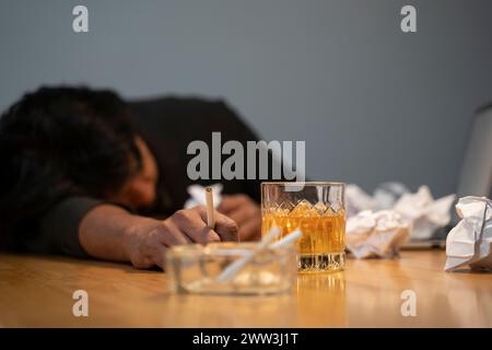 Geschäftsmann, der im Geschäftsarbeitsplatz getrunken wird. Stockfoto