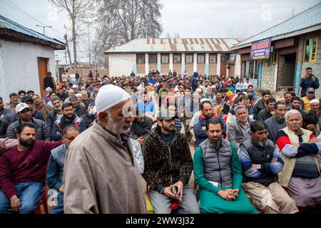 Pulwama, Indien. März 2024. Anhänger der Demokratischen Volkspartei Jammu und Kaschmir (PDP) nehmen vor den bevorstehenden Parlamentswahlen im Bezirk Pulwama südlich von Srinagar an einer Arbeiterversammlung Teil. (Foto: Faisal Bashir/SOPA Images/SIPA USA) Credit: SIPA USA/Alamy Live News Stockfoto