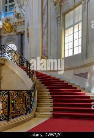 Innenansicht, historische Treppe und Fenster im Foyer, Bode Museum, Berlin, Deutschland Stockfoto