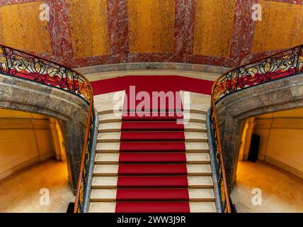 Innenaufnahme, historische Treppe im Foyer, Bode Museum, Berlin, Deutschland Stockfoto