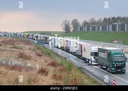 21. März 2024, Bayern, Höchstadt a.d.Aisch: Wegen der vollständigen Sperrung und Umlenkung auf der A3 vor der Ausfahrt Höchstadt-Ost wird der Verkehr auf der rechten Fahrbahn blockiert; eine Stromleitung über die Autobahn bei Pommersfelden war beschädigt worden. Foto: Daniel Löb/dpa Stockfoto