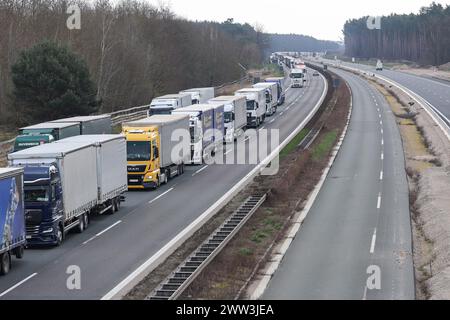 21. März 2024, Bayern, Höchstadt a.d.Aisch: Wegen der vollständigen Sperrung und Umlenkung auf der A3 vor der Ausfahrt Höchstadt-Ost wird der Verkehr auf der rechten Fahrbahn blockiert; eine Stromleitung über die Autobahn bei Pommersfelden war beschädigt worden. Foto: Daniel Löb/dpa Stockfoto