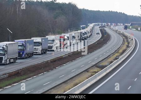 21. März 2024, Bayern, Höchstadt a.d.Aisch: Wegen der vollständigen Sperrung und Umlenkung auf der A3 vor der Ausfahrt Höchstadt-Ost wird der Verkehr auf der rechten Fahrbahn blockiert; eine Stromleitung über die Autobahn bei Pommersfelden war beschädigt worden. Foto: Daniel Löb/dpa Stockfoto