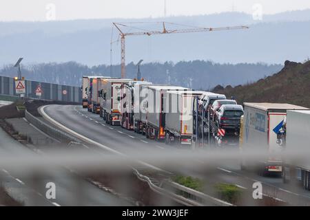 21. März 2024, Bayern, Höchstadt a.d.Aisch: Wegen der vollständigen Sperrung und Umlenkung auf der A3 vor der Ausfahrt Höchstadt-Ost wird der Verkehr auf der rechten Fahrbahn blockiert; eine Stromleitung über die Autobahn bei Pommersfelden war beschädigt worden. Foto: Daniel Löb/dpa Stockfoto