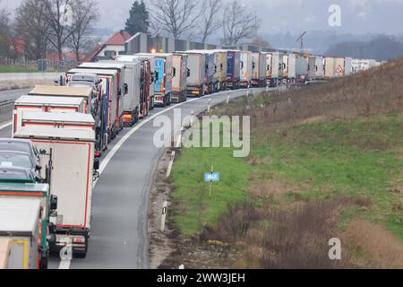 21. März 2024, Bayern, Höchstadt a.d.Aisch: Wegen der vollständigen Sperrung und Umlenkung auf der A3 vor der Ausfahrt Höchstadt-Ost wird der Verkehr auf der rechten Fahrbahn blockiert; eine Stromleitung über die Autobahn bei Pommersfelden war beschädigt worden. Foto: Daniel Löb/dpa Stockfoto