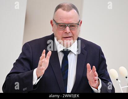 Potsdam, Deutschland. März 2024. Michael Stübgen (CDU), Minister des Innern und der Stadt Brandenburg, spricht auf der Plenartagung des brandenburgischen landtags. Quelle: Jens Kalaene/dpa/Alamy Live News Stockfoto