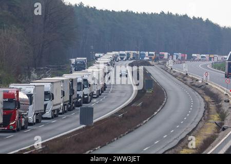 21. März 2024, Bayern, Höchstadt a.d.Aisch: Wegen der vollständigen Sperrung und Umlenkung auf der A3 vor der Ausfahrt Höchstadt-Ost wird der Verkehr auf der rechten Fahrbahn blockiert; eine Stromleitung über die Autobahn bei Pommersfelden war beschädigt worden. Foto: Daniel Löb/dpa Stockfoto