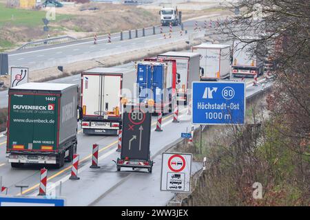 21. März 2024, Bayern, Höchstadt a.d.Aisch: Wegen der vollständigen Sperrung und Umlenkung auf der A3 vor der Ausfahrt Höchstadt-Ost wird der Verkehr auf der rechten Fahrbahn blockiert; eine Stromleitung über die Autobahn bei Pommersfelden war beschädigt worden. Foto: Daniel Löb/dpa Stockfoto