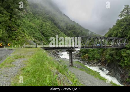 Eine Brücke über den Haast, nahe Gates of Haast, am State Highway 6 in der Region Otago auf der Südinsel Neuseelands. Stockfoto