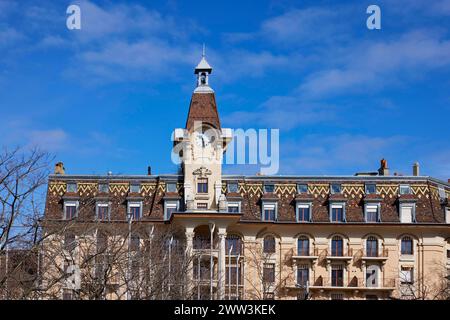 Prächtige Fassade und Uhrenturm am Place de la Navigation im Stadtteil Ouchy, Lausanne, Bezirk Lausanne, Waadt, Schweiz Stockfoto