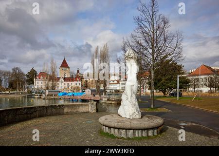 Statue der Jungfrau des Genfer Sees, Vierge du Lac mit der Seepromenade und Blick auf den Hafen und das Schloss Ouchy im Stadtteil Ouchy Stockfoto