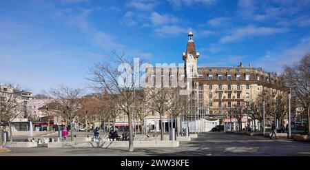 Prächtige Fassade und Uhrenturm am Place de la Navigation im Stadtteil Ouchy, Lausanne, Bezirk Lausanne, Waadt, Schweiz Stockfoto