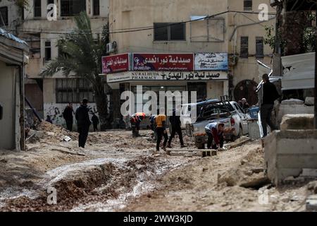 Tulkarm, Palästinensische Gebiete. März 2024. Palästinenser untersuchen Schäden nach einer Militäroperation israelischer Streitkräfte im Lager nur Shams in der Stadt Tulkarm im Westjordanland. Vier Palästinenser wurden getötet, zwei von ihnen durch Drohnenangriffe und zwei durch lebende Kugeln. Quelle: Ayman Nobani/dpa/Alamy Live News Stockfoto