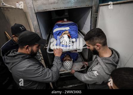 Tulkarm, Palästinensische Gebiete. März 2024. Palästinenser stehen um die Leichen von Palästinensern herum, die während einer Militäroperation israelischer Streitkräfte im Lager nur Shams in der Stadt Tulkarm im Westjordanland im Tulkarm Regierungskrankenhaus getötet wurden. Vier Palästinenser wurden getötet, zwei von ihnen durch Drohnenangriffe und zwei durch lebende Kugeln. Quelle: Ayman Nobani/dpa/Alamy Live News Stockfoto