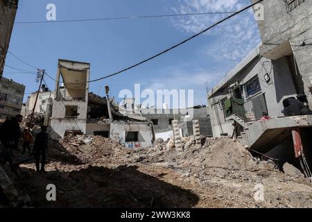 Tulkarm, Palästinensische Gebiete. März 2024. Palästinenser untersuchen Schäden nach einer Militäroperation israelischer Streitkräfte im Lager nur Shams in der Stadt Tulkarm im Westjordanland. Vier Palästinenser wurden getötet, zwei von ihnen durch Drohnenangriffe und zwei durch lebende Kugeln. Quelle: Ayman Nobani/dpa/Alamy Live News Stockfoto