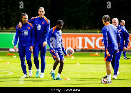 Zeist, Niederlande. März 2024. ZEIST, NIEDERLANDE - 21. MÄRZ: Nathan Ake aus den Niederlanden, Virgil van Dijk aus den Niederlanden, Jeremie Frimpong aus den Niederlanden und Xavi Simons aus den Niederlanden während eines Trainings der niederländischen Männer-Fußballmannschaft auf dem KNVB-Campus am 21. März 2024 in Zeist, Niederlande. (Foto von Rene Nijhuis/Orange Pictures) Credit: Orange Pics BV/Alamy Live News Stockfoto