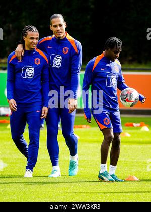 Zeist, Niederlande. März 2024. ZEIST, NIEDERLANDE - 21. MÄRZ: Nathan Ake aus den Niederlanden, Virgil van Dijk aus den Niederlanden und Jeremie Frimpong aus den Niederlanden während eines Trainings der niederländischen Männer-Fußballmannschaft auf dem KNVB-Campus am 21. März 2024 in Zeist, Niederlande. (Foto von Rene Nijhuis/Orange Pictures) Credit: Orange Pics BV/Alamy Live News Stockfoto