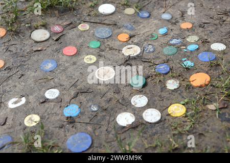 In Schlamm gepresste Plastikflaschendeckel und Metallflaschendeckel Stockfoto