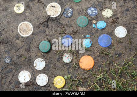 In Schlamm gepresste Plastikflaschendeckel und Metallflaschendeckel Stockfoto