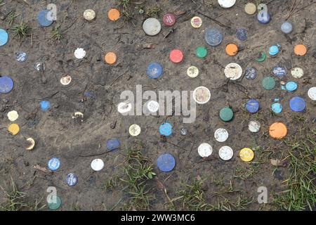 In Schlamm gepresste Plastikflaschendeckel und Metallflaschendeckel Stockfoto