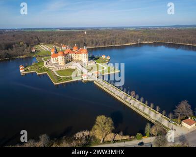 Das Schloss Moritzburg befindet sich in der Gemeinde Moritzburg bei Dresden. Das Jagdschloss, das auf ein Jagdschloss aus dem 16. Jahrhundert zurückgeht, war Stockfoto
