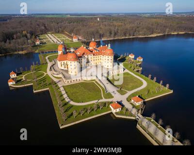 Das Schloss Moritzburg befindet sich in der Gemeinde Moritzburg bei Dresden. Das Jagdschloss, das auf ein Jagdschloss aus dem 16. Jahrhundert zurückgeht, war Stockfoto