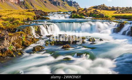 Ein horizontales 16:9-Foto von einigen kleinen Wasserfällen in der Nähe von Kirkjubaejarklaustur an der Südküste Islands Stockfoto