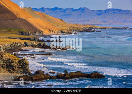 Ein horizontales Foto von der Ostküste Islands in der Nähe des Dorfes Djupivogur, nahe der Mündung des Berufjordur-Fjords und bekannt für seine Schönheit Stockfoto