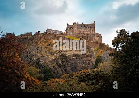 Majestätisches historisches Schloss auf einer felsigen Klippe, umgeben von den lebhaften Farben des Herbstes Stockfoto