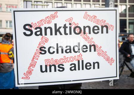 Mannheim, 20. März 2024: Kundgebung der OffGes OFFENE GESELLSCHAFT KURPFALZ für den Stopp von weiteren Waffenlieferungen an die Ukraine und die Aufnahme von Friedensverhandlungen. Ein Schild richtet sich auch gegen die Russlandsanktionen der Europäischen Union *** Mannheim, 20. März 2024 OffGes OFFENE GESELLSCHAFT KURPFALZ für Stopp weiterer Waffenlieferungen in die Ukraine und Aufnahme von Friedensverhandlungen Ein Zeichen richtet sich auch gegen die Sanktionen der Europäischen Union gegen Russland Copyright: xx Stockfoto