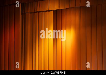 Malerische Vorhänge mit goldfarbener Spotbeleuchtung, Hintergrundfotos Stockfoto