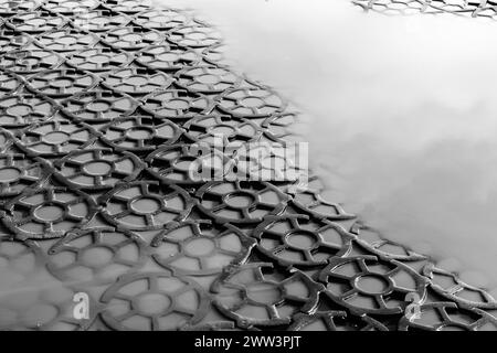 Stahlfliesen, Straßenbelag für Industrieanlagen. Abstrakter Schwarzweiß-Fotohintergrund Stockfoto