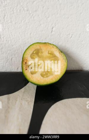 Feijoa sellowiana, auch bekannt als Ananasguava, ein Blick aus dem Inneren der Frucht - Sao Francisco de Paula, Brasilien Stockfoto