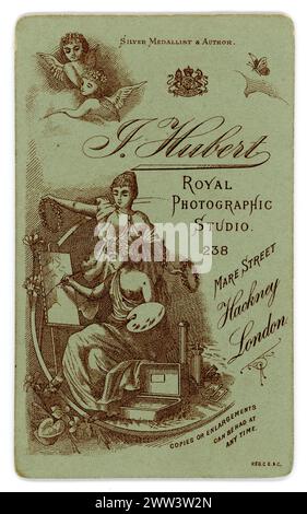 Rückseite der originalen sehr dekorativen viktorianischen Carte de Visite (Visitenkarte oder CDV) mit Cherub- und Künstlerdesign. Aus dem königlichen Fotostudio von Joseph Hubert, Mare Street, Hackney. Um 1888, 1889, 1890 / 1890er Jahre Stockfoto