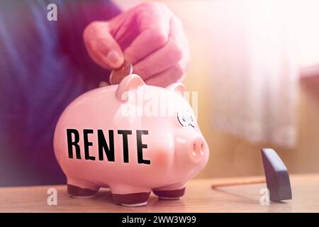 21. März 2024: Der alte Mann wirft Euro-Münze in eine Sparkasse mit der Aufschrift "Pension". FOTOMONTAGE *** Alter Mann wirft Euro Geldmünze in ein Sparschwein mit Aufschrift: Rente. FOTOMONTAGE Stockfoto