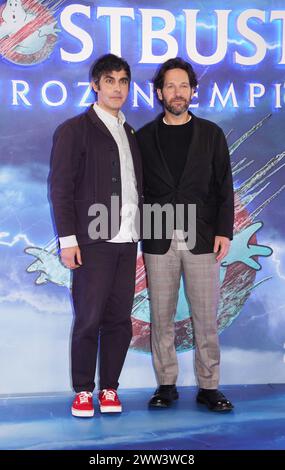 Gil Kenan (links) und Paul Rudd während eines Fotoaufrufs für die Besetzung von Ghostbusters: Frozen Empire in Claridges, London. Bilddatum: Donnerstag, 21. März 2024. Stockfoto