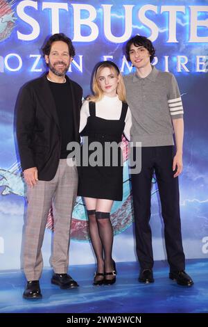 (Links-rechts) Paul Rudd, McKenna Grace und Finn Wolfhard während eines Fotoaufrufs für die Besetzung von Ghostbusters: Frozen Empire in Claridges, London. Bilddatum: Donnerstag, 21. März 2024. Stockfoto