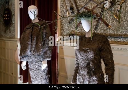 Rosshaar Langarmkleid aus Pferdehaar-Ausschnitten aus Highgrove Stallungen und recyceltem Neopren aus Team GB Segelwetteranzügen, ausgestellt während einer Vorschau der Ausstellung von Vin + Omi und König Charles III „Royal Garden Waste to Fashion’s Future“ im Ballsaal des Sandringham House, auf dem Sandringham Estate in Norfolk. Die Ausstellung ist eine Sammlung von 26 innovativen Kleidungsstücken und Accessoires, die aus Pflanzenabfällen aus Royal Gardens wie Sandringham, Highgrove und Castle of Mey hergestellt wurden. Bilddatum: Dienstag, 19. März 2024. Stockfoto