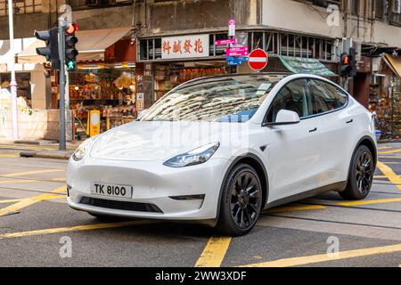 Weißes Tesla-Modell, das auf der Stadtstraße fährt. China, Hongkong, 19. januar 2024. Stockfoto