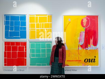 Somerset House, London, Großbritannien. März 2024. Die Londoner Original Print Fair ist vom 21. Bis 24. März geöffnet und präsentiert sechs Jahrhunderte Druckerei mit Werken der größten Künstler der Welt sowie den neuesten Werken aufstrebender Talente aus der Presse. Die LOPF ist Londons längste Kunstmesse und die am längsten laufende Fachmesse für Print der Welt. Bild (links): Christopher Le Brun, Lustrations IV (4er-Reihe), Stand der Manufakturausgabe. Quelle: Malcolm Park/Alamy Live News Stockfoto