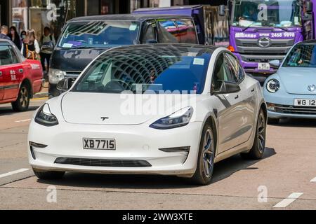 Weißes Tesla-Modell, das auf der Stadtstraße fährt. China, Hongkong, 19. januar 2024. Stockfoto