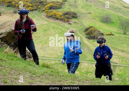 Edinburgh, Schottland, Donnerstag, 21. März 2024. Einführung eines neuen VR-Spiels auf dem diesjährigen Edinburgh Science Festival. Besucher haben die Möglichkeit, den Gauntlet VR von BearHammer Games zu testen, ein intensives und anspruchsvolles Fitness-Abenteuer, das von den schottischen Highlands inspiriert wurde. Teil von Creative Informatics: Unleashing the Power of Data – eine interaktive Präsentation neuer Technologien und datengesteuerter Projekte im National Museum of Scotland vom 30. März bis 7. April. Quelle: Brian Anderson Stockfoto