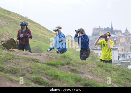 Edinburgh, Schottland, Donnerstag, 21. März 2024. Einführung eines neuen VR-Spiels auf dem diesjährigen Edinburgh Science Festival. Besucher haben die Möglichkeit, den Gauntlet VR von BearHammer Games zu testen, ein intensives und anspruchsvolles Fitness-Abenteuer, das von den schottischen Highlands inspiriert wurde. Teil von Creative Informatics: Unleashing the Power of Data – eine interaktive Präsentation neuer Technologien und datengesteuerter Projekte im National Museum of Scotland vom 30. März bis 7. April. Quelle: Brian Anderson Stockfoto